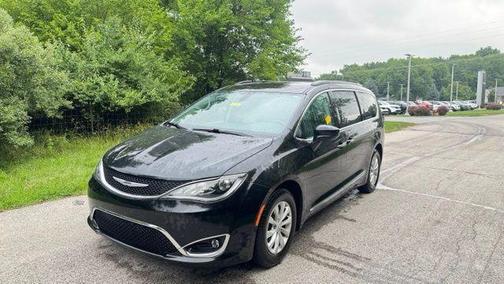 Brilliant Black Crystal Pearlcoat 2017 Chrysler Pacifica Touring-L