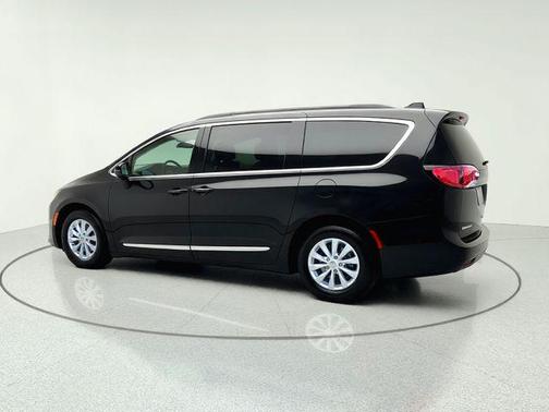Brilliant Black Crystal Pearlcoat 2017 Chrysler Pacifica Touring-L