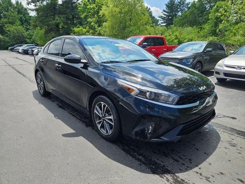 Aurora Black Pearl 2024 Kia Forte LXS