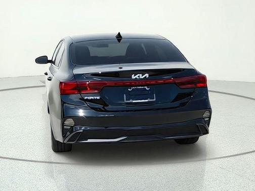 Aurora Black Pearl 2024 Kia Forte LXS
