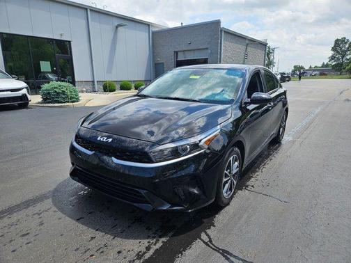 Aurora Black Pearl 2024 Kia Forte LXS