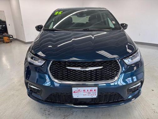 2025 Chrysler Pacifica L