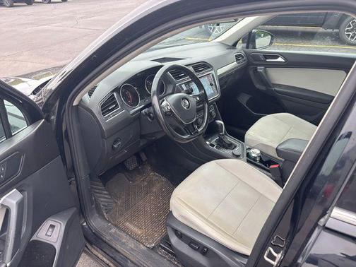 Deep Black Pearl Metallic 2018 Volkswagen Tiguan 2.0T SEL