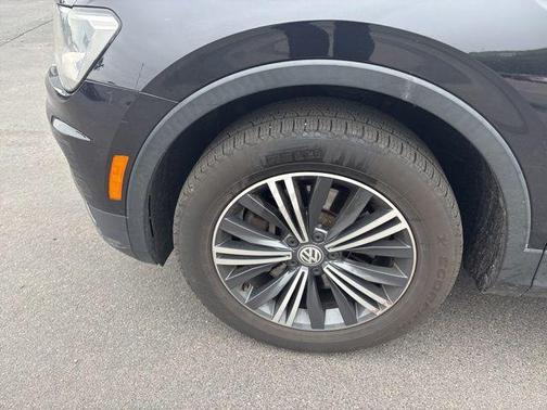 Deep Black Pearl Metallic 2018 Volkswagen Tiguan 2.0T SEL
