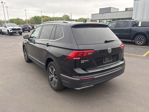 Deep Black Pearl Metallic 2018 Volkswagen Tiguan 2.0T SEL