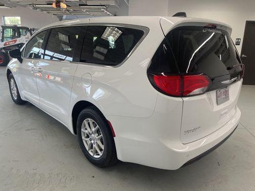 2025 Chrysler Voyager LX