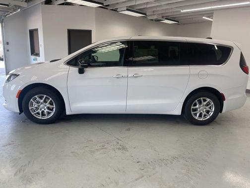 2025 Chrysler Voyager LX