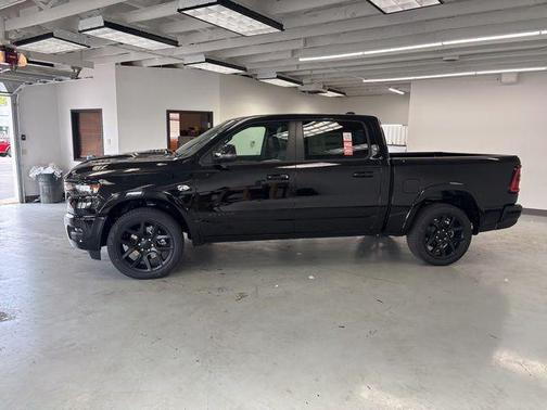 Diamond Black Crystal Pearlcoat 2026 RAM 1500 Laramie