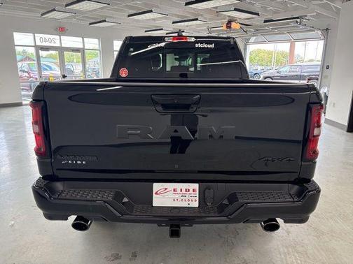 Diamond Black Crystal Pearlcoat 2026 RAM 1500 Laramie