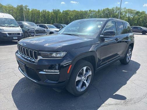 Diamond Black Crystal Pearlcoat 2023 Jeep Grand Cherokee Limited