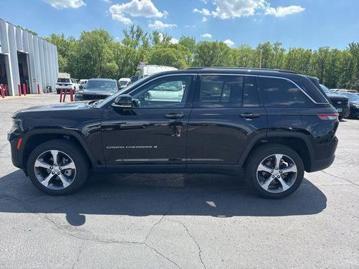 Diamond Black Crystal Pearlcoat 2023 Jeep Grand Cherokee Limited
