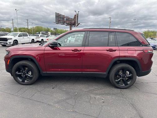 Velvet Red Pearlcoat 2023 Jeep Grand Cherokee Altitude