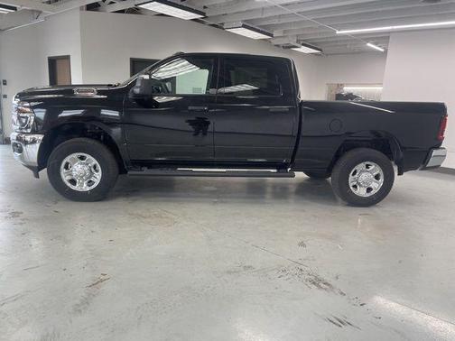 2025 RAM 3500 Tradesman Crew Cab 4x4 6'4' Box
