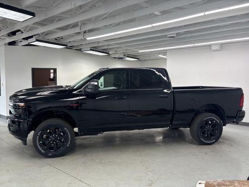 Diamond Black Crystal Pearlcoat 2026 RAM 3500 Laramie Crew Cab 4x4 6'4' Box