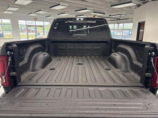 Diamond Black Crystal Pearlcoat 2026 RAM 3500 Laramie Crew Cab 4x4 6'4' Box