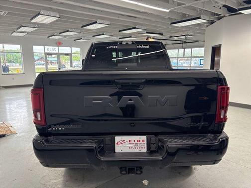 Diamond Black Crystal Pearlcoat 2026 RAM 3500 Laramie Crew Cab 4x4 6'4' Box