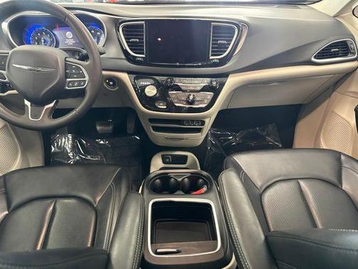 Brilliant Black Crystal Pearlcoat 2023 Chrysler Pacifica Touring L