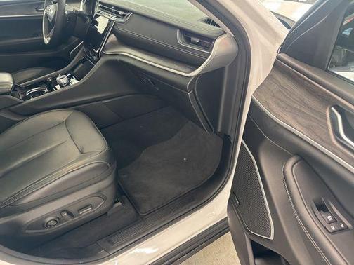 Bright White Clearcoat 2023 Jeep Grand Cherokee Limited