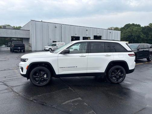 Bright White Clearcoat 2023 Jeep Grand Cherokee Limited