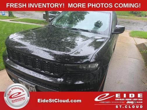 Diamond Black Crystal Pearlcoat 2023 Jeep Grand Cherokee L Altitude