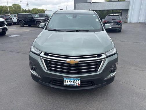 Silver Sage Metallic 2023 Chevrolet Traverse LT
