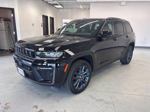 Diamond Black Crystal Pearlcoat 2026 Jeep Grand Cherokee 85th Anniversary Edition 4x4
