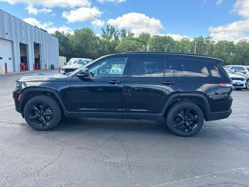 Diamond Black Crystal Pearlcoat 2023 Jeep Grand Cherokee L Limited
