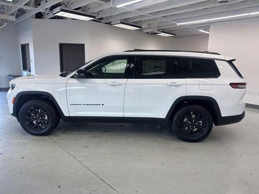 Bright White Clearcoat 2026 Jeep Grand Cherokee L Altitude