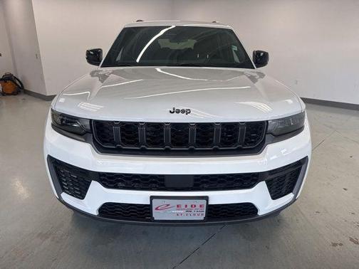 Bright White Clearcoat 2026 Jeep Grand Cherokee L Altitude