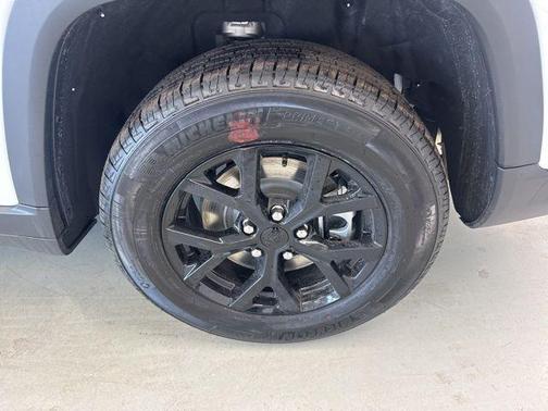 Bright White Clearcoat 2026 Jeep Grand Cherokee L Altitude