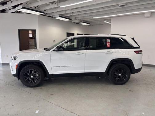 Bright White Clearcoat 2023 Jeep Grand Cherokee Limited