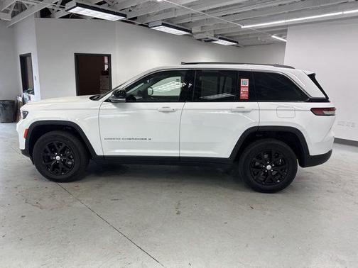 Bright White Clearcoat 2023 Jeep Grand Cherokee Limited