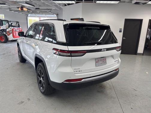 Bright White Clearcoat 2023 Jeep Grand Cherokee Limited