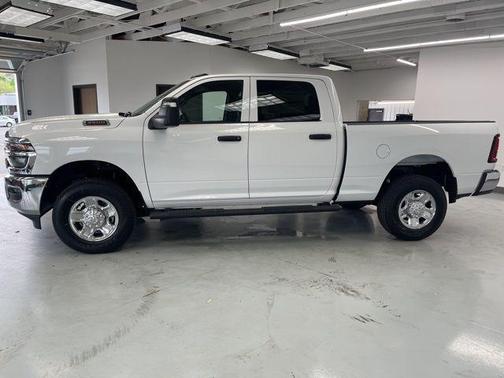 2025 RAM 3500 Tradesman Crew Cab 4x4 6'4' Box