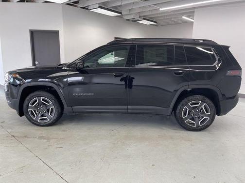 Diamond Black Crystal Pearlcoat 2026 Jeep Cherokee Laredo 4x4