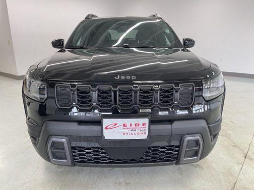 Diamond Black Crystal Pearlcoat 2026 Jeep Cherokee Laredo 4x4