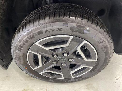 Diamond Black Crystal Pearlcoat 2026 Jeep Cherokee Laredo 4x4