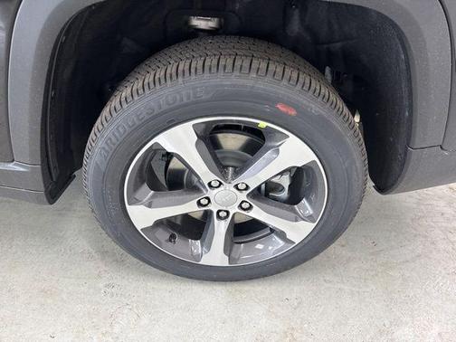 Diamond Black Crystal Pearlcoat 2026 Jeep Grand Cherokee L Limited