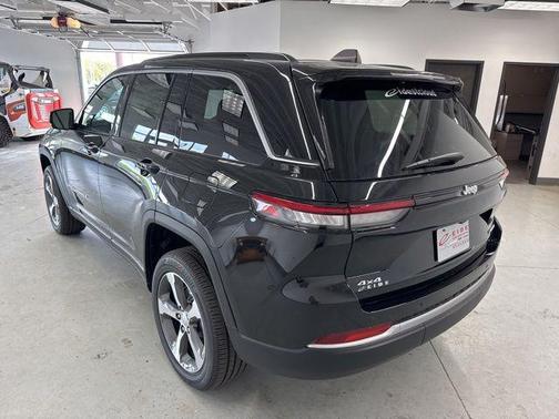 Diamond Black Crystal Pearlcoat 2026 Jeep Grand Cherokee Limited
