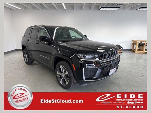 Diamond Black Crystal Pearlcoat 2026 Jeep Grand Cherokee Limited