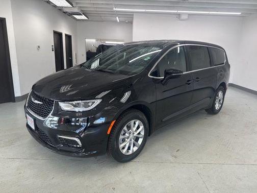 Diamond Black Crystal Pearlcoat 2026 Chrysler Pacifica L