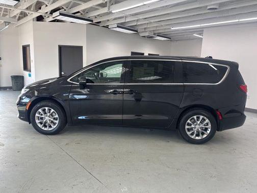 Diamond Black Crystal Pearlcoat 2026 Chrysler Pacifica L