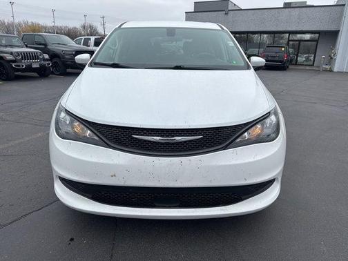 2022 Chrysler Voyager LX