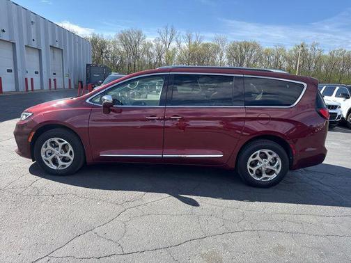 Velvet Red Pearlcoat 2021 Chrysler Pacifica Limited