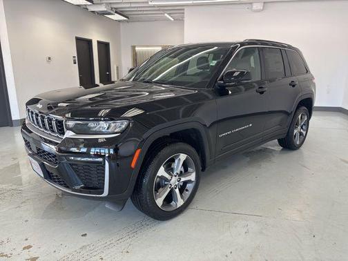 Diamond Black Crystal Pearlcoat 2026 Jeep Grand Cherokee Limited