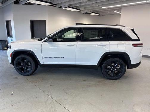Bright White Clearcoat 2026 Jeep Grand Cherokee Limited