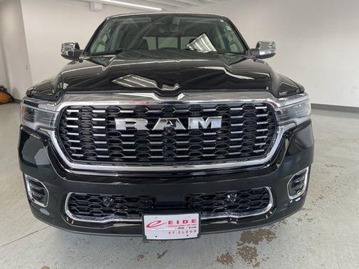 Diamond Black Crystal Pearlcoat 2026 RAM 1500 ST