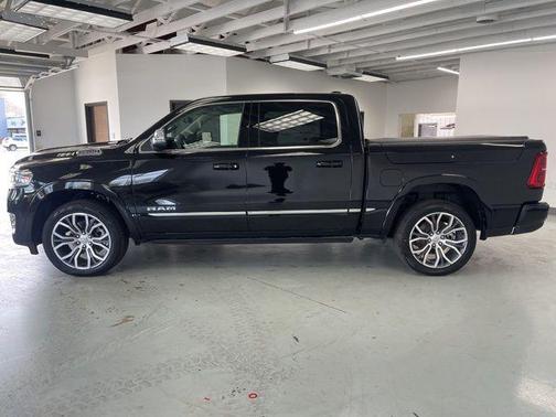 Diamond Black Crystal Pearlcoat 2026 RAM 1500 ST