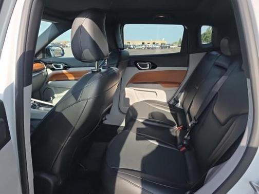 Bright White Clearcoat 2023 Jeep Compass Limited