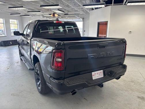 Diamond Black Crystal Pearlcoat 2026 RAM 1500 Express